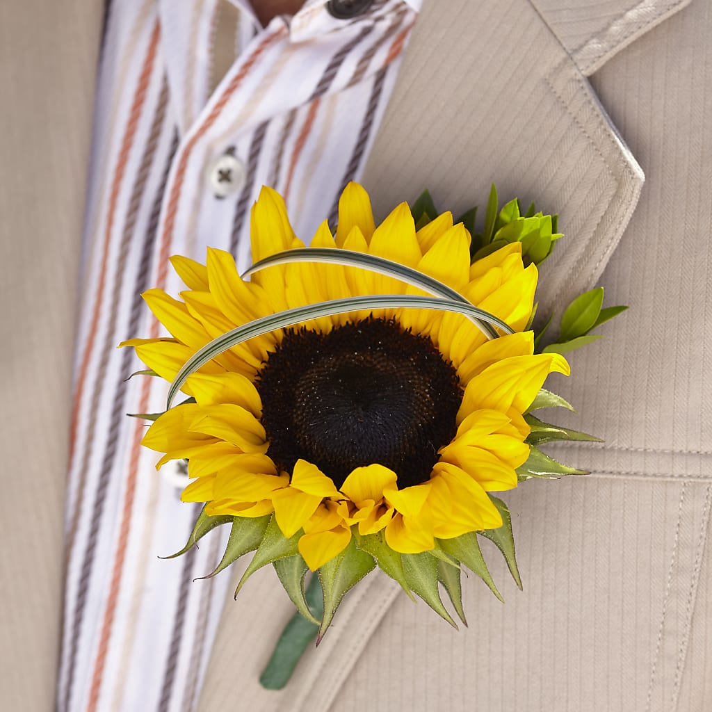 Free Spirit Boutonniere – POTTING BENCH FLORIST & GIFTS, Fairhaven MA